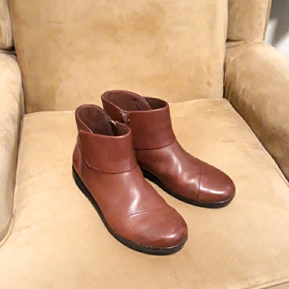 Clark's Leather Side Zip Comfy Ankle Cushioned Boots Womens 7.5 Medium Width - Picture 6 of 6